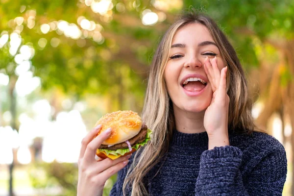 Tineri Destul Româncă Femeie Holding Burger Outdoor Strigând Gura Larg — Fotografie, imagine de stoc