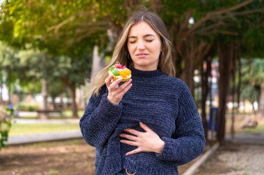 Genç ve güzel Romen kadın açık havada tart tutuyor