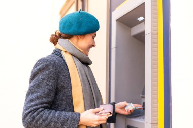 Açık havada esmer bir kadın