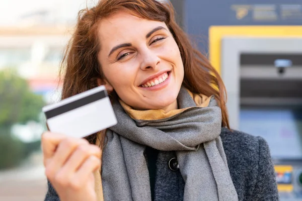 Brunetka Kobieta Trzyma Kartę Kredytową Świeżym Powietrzu Szczęśliwym Wyrazem Twarzy — Zdjęcie stockowe