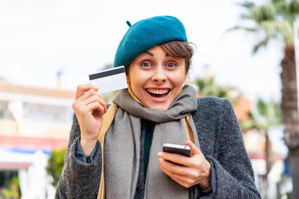 Brunetka Świeżym Powietrzu Kupuje Pomocą Telefonu Komórkowego Kartą Kredytową — Zdjęcie stockowe