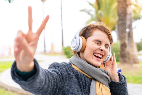 Mujer Morena Aire Libre Escuchando Música Cantando —  Fotos de Stock