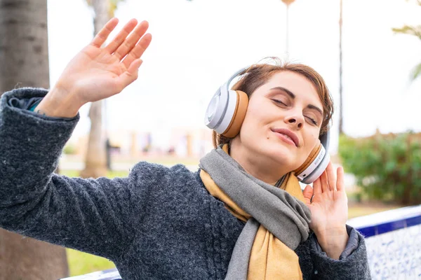 Mujer Morena Aire Libre Escuchando Música Bailando —  Fotos de Stock