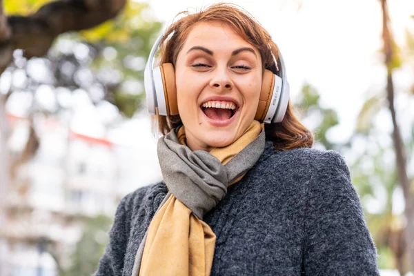 Μελαχρινή Γυναίκα Ακούει Μουσική Ακουστικά Εξωτερικούς Χώρους Έκπληξη Έκφραση Προσώπου — Φωτογραφία Αρχείου