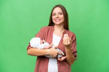 Yeni doğmuş bebeğiyle izole edilmiş krom anahtar geçmişi olan genç sarışın kadın davet ediyor. Gelmene sevindim.