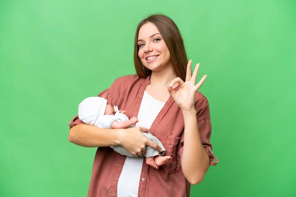 Mulher Loira Nova Com Seu Bebê Recém Nascido Sobre Fundo — Fotografia de Stock