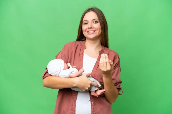 Mulher Loira Jovem Com Seu Bebê Recém Nascido Sobre Fundo — Fotografia de Stock