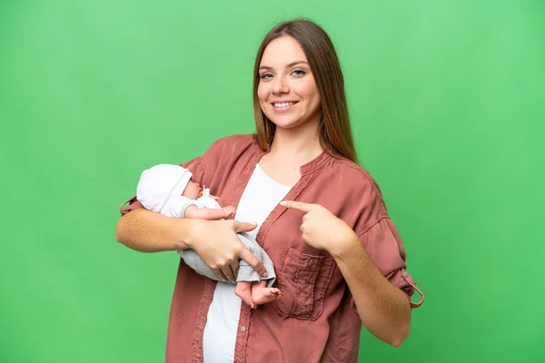 Mulher Loira Jovem Com Seu Bebê Recém Nascido Sobre Fundo — Fotografia de Stock