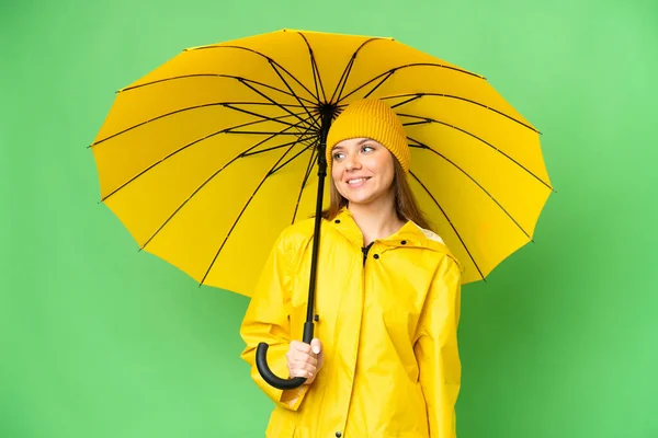 Yağmura Dayanıklı Ceketi Şemsiyesi Olan Genç Sarışın Kadın Izole Edilmiş — Stok fotoğraf