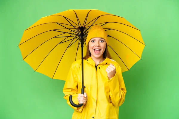 Yağmura Dayanıklı Paltosu Şemsiyesi Olan Genç Sarışın Kadın Izole Edilmiş — Stok fotoğraf