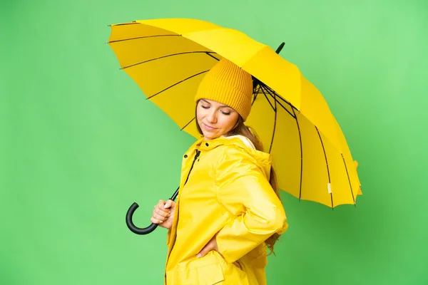 Junge Blonde Frau Mit Regenfestem Mantel Und Regenschirm Über Isoliertem — Stockfoto