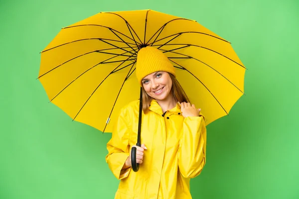 무지개 코트와 우산을 여자가 웃음을 — 스톡 사진
