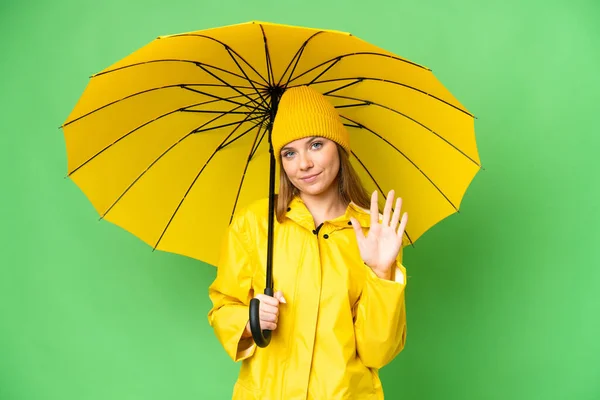 무지개 코트와 우산을 손가락으로 수있는 원색의 — 스톡 사진