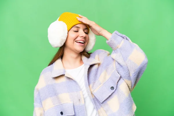 Jovem Loira Mulher Vestindo Inverno Muffs Sobre Isolado Chroma Fundo — Fotografia de Stock