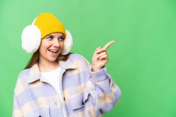 Mujer Rubia Joven Con Muffs Invierno Sobre Fondo Croma Clave —  Fotos de Stock