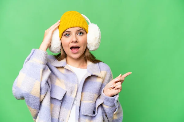 Jovem Loira Mulher Vestindo Inverno Muffs Sobre Isolado Croma Chave — Fotografia de Stock