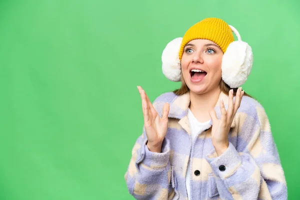 Młoda Blondynka Ubrana Zimowe Mufy Odizolowanym Tle Klucza Chroma Zaskakującym — Zdjęcie stockowe