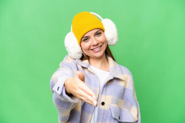 Junge Blonde Frau Trägt Wintermützen Über Isoliertem Chroma Schlüsselhintergrund Und — Stockfoto