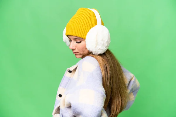 Młoda Blondynka Ubrana Zimowe Mufy Odizolowanym Tle Chroma Key Cierpiąca — Zdjęcie stockowe