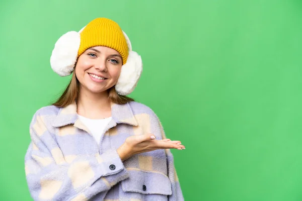 Młoda Blondynka Ubrana Zimowe Mufy Odizolowanym Tle Klucza Chroma Prezentując — Zdjęcie stockowe