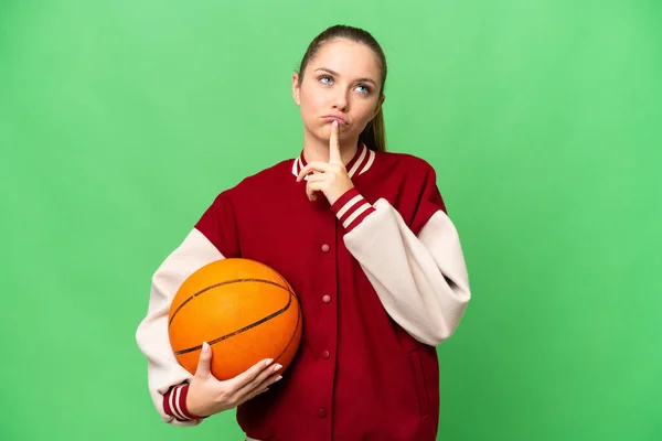 Jong Blond Vrouw Spelen Basketbal Geïsoleerd Chroma Key Achtergrond Met — Stockfoto
