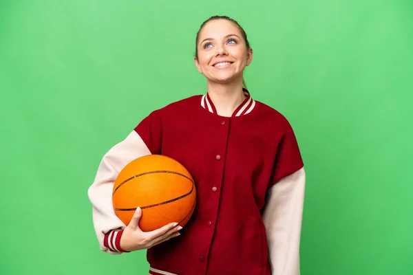 Zole Edilmiş Krom Arka Planda Basketbol Oynayan Genç Sarışın Kadın — Stok fotoğraf