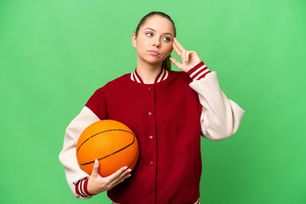 年轻的金发女子在孤独寂寞的有色人种背景下打篮球 有着疑虑和思考 — 图库照片