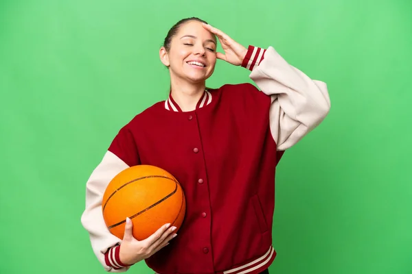 Młoda Blondynka Gra Koszykówkę Odizolowanym Tle Chroma Key Uśmiechając Się — Zdjęcie stockowe