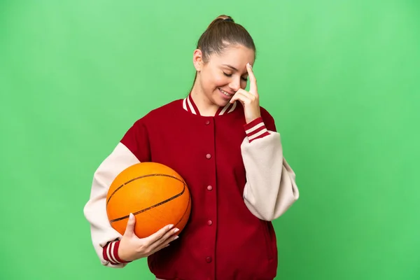 若いですブロンド女性プレイバスケットボール上の隔離されたクロマキー背景笑い — ストック写真