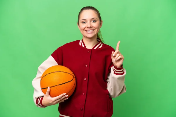Молода Блондинка Грає Баскетбол Над Ізольованою Хромою Ключовий Фон Вказуючи — стокове фото
