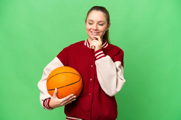 여자가 바탕에서 농구를 있습니다 바라보며 있습니다 — 스톡 사진