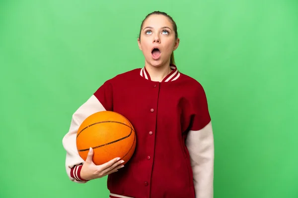 Jong Blond Vrouw Spelen Basketbal Geïsoleerde Chroma Key Achtergrond Zoek — Stockfoto
