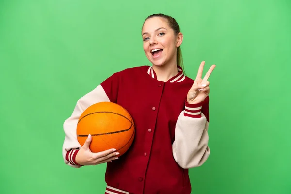 Sarışın Genç Bir Kadın Izole Edilmiş Krom Arka Planda Basketbol — Stok fotoğraf