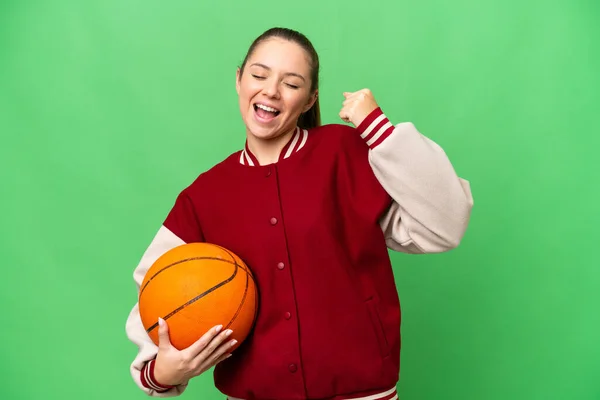 Молодая Блондинка Играющая Баскетбол Фоне Изолированной Хромы Празднует Победу — стоковое фото