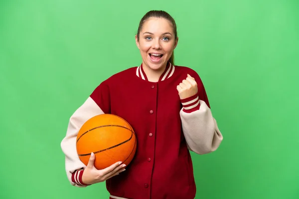 Basketbol Oynayan Genç Sarışın Kadın Izole Edilmiş Krom Anahtar Arkaplanda — Stok fotoğraf