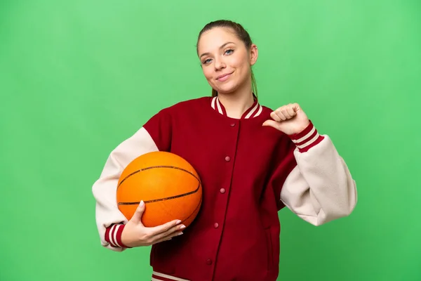 Soyutlanmış Krom Anahtar Üzerinde Basketbol Oynayan Genç Sarışın Kadın Gururlu — Stok fotoğraf