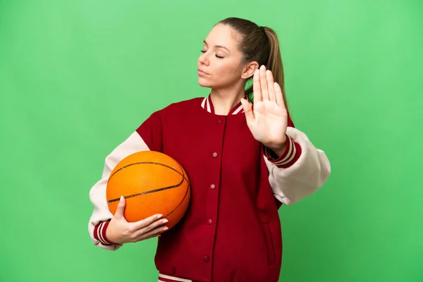 若いですブロンド女性プレイバスケットボール上の隔離されたクロマキー背景作りストップジェスチャーと失望 — ストック写真