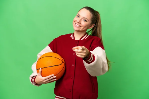 若いですブロンド女性プレイバスケットボール上の隔離されたクロマキーバックポインティング前とともに幸せな式 — ストック写真