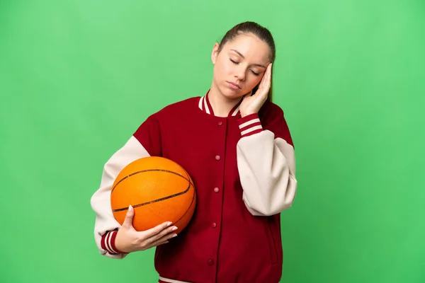 Młoda Blondynka Gra Koszykówkę Odizolowanym Tle Chroma Key Bólem Głowy — Zdjęcie stockowe
