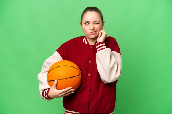 Giovane Donna Bionda Che Gioca Basket Isolato Croma Sfondo Chiave — Foto Stock