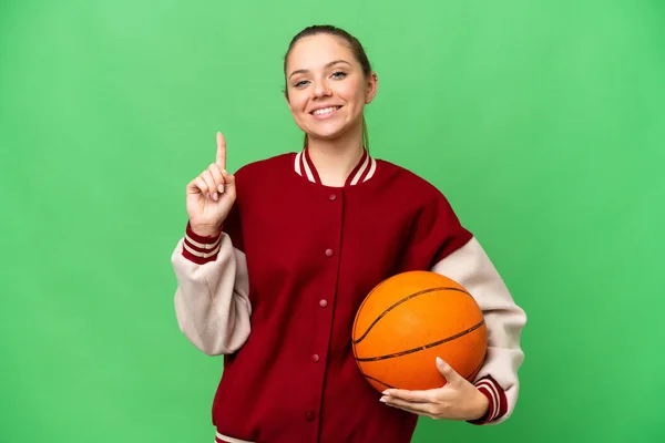 Молодая Блондинка Играющая Баскетбол Изолированном Фоне Хрома Ключ Показывая Поднимая — стоковое фото