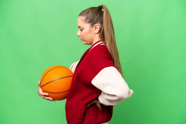若いですブロンド女性プレイバスケットボール上の隔離されたクロマキー背景苦しみのために持っています努力 — ストック写真
