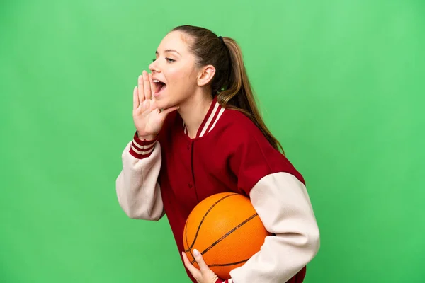 若いですブロンド女性プレイバスケットボール上の隔離されたクロマキーバック叫んでいますとともに口全体オープンへザ側 — ストック写真