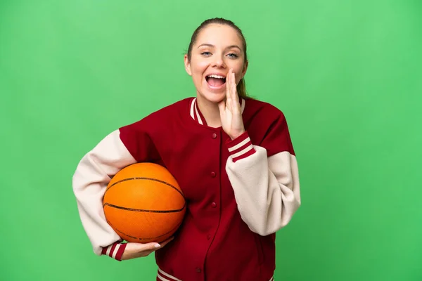 Sarışın Genç Bir Kadın Arka Planda Basketbol Oynuyor Ağzı Açık — Stok fotoğraf