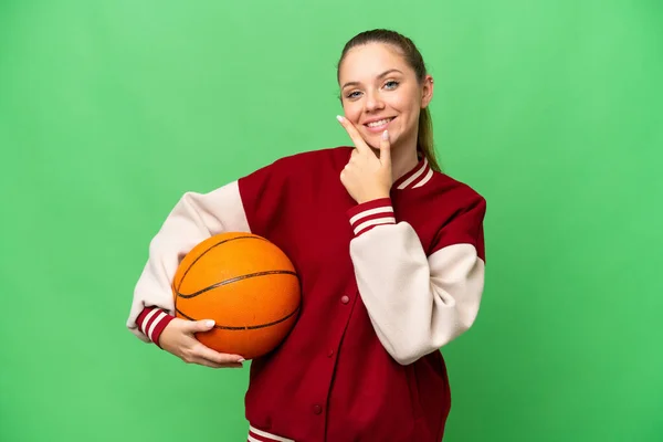 若いですブロンド女性プレイバスケットボール上の隔離されたクロマキー背景幸せと笑顔 — ストック写真