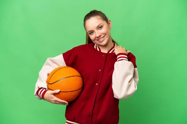 금발의 여자가 배경웃으면서 농구를 — 스톡 사진