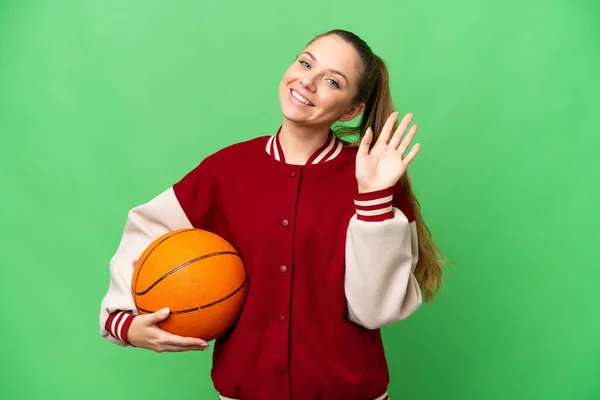 Mladá Blondýna Žena Hraje Basketbal Přes Izolované Chroma Klíč Pozadí — Stock fotografie