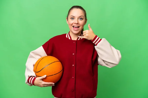 Mladá Blondýnka Hraje Basketbal Přes Izolované Chroma Klíčové Pozadí Dělat — Stock fotografie