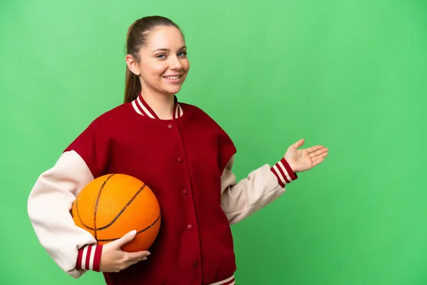 Jonge Blonde Vrouw Basketbal Spelen Geïsoleerde Chroma Zeer Belangrijke Achtergrond — Stockfoto