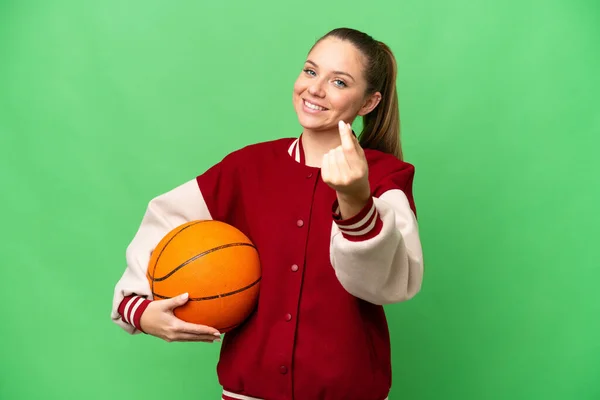 若いですブロンド女性遊びバスケットボール上の隔離されたクロマキー背景作りお金ジェスチャー — ストック写真